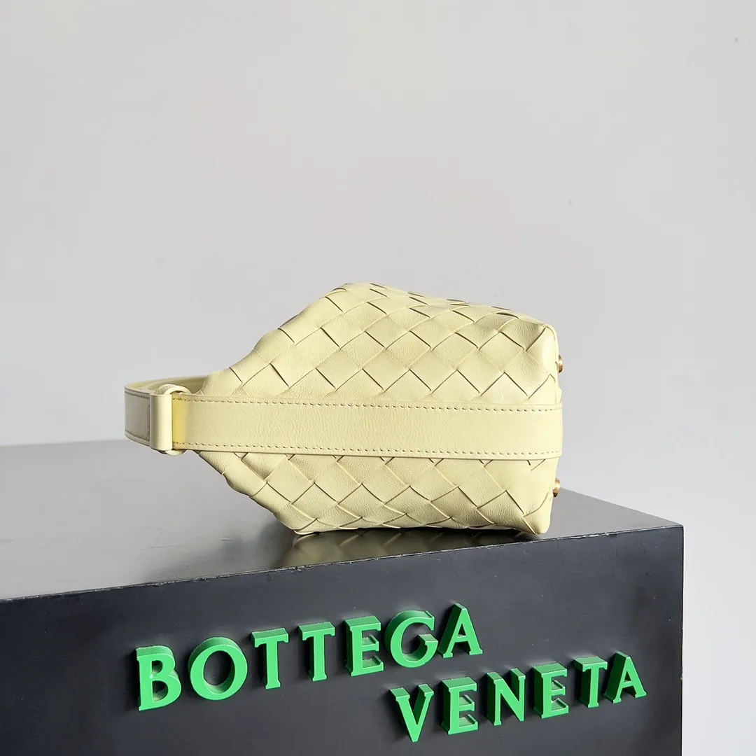 Batch 1360 It is predicted that BV Bottega’s lunch bag will be popular again this year. The entire bag is made of top nappa lambskin, which is very soft and lightweight. It also uses the intrecciato weaving process that the two founders spent several months developing from the beginning of the brand. It is completely hand-woven by Italian craftsmen. It perfectly reflects the craftsmanship of Bottega. The entire bag shape is also a very practical and popular lunch box bag type. The slightly curved arc of the bag mouth can also better fit our wrists. Style number: 754443 Size: 22*13*9